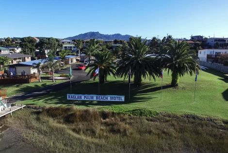 Raglan Palm Beach Motel | Longboard Louie's Lounge