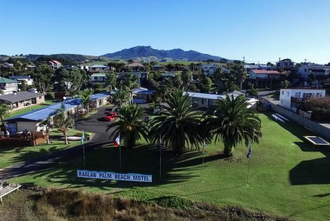 Raglan Palm Beach Motel | Surfers Hut